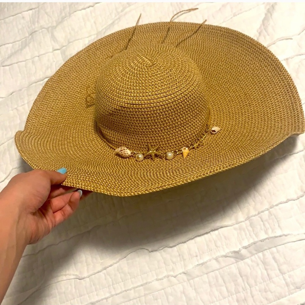 Tan floppy hat!